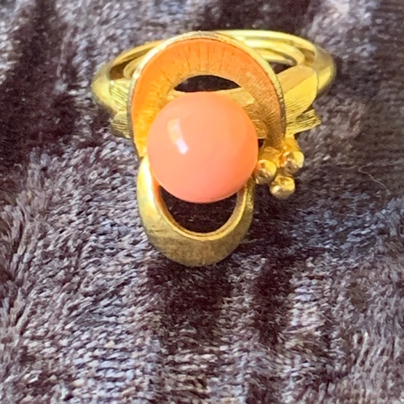 Vintage Avon Spindrift faux coral ring - Picture 2 of 6